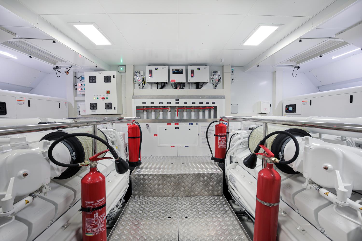 2020 CUSTOM LINE 106 